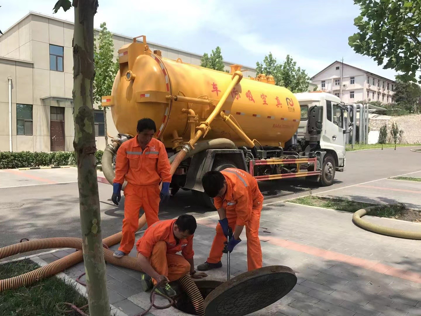 盐源管道疏通车停在窨井附近