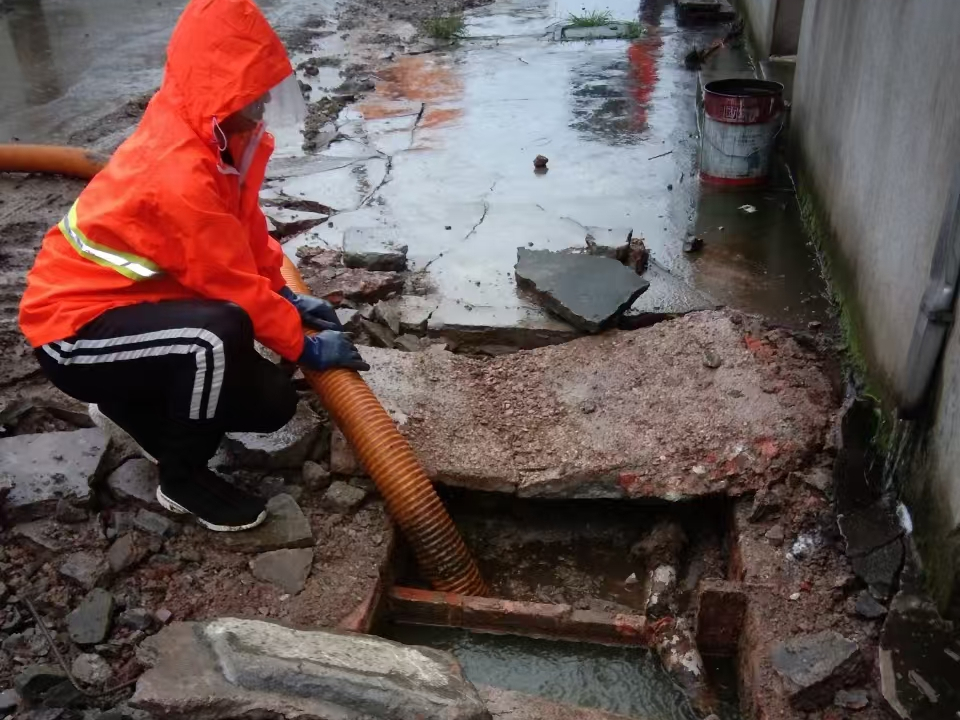 盐源专业清理污水池 炜誉市政以规范流程守护城市 “肠道”