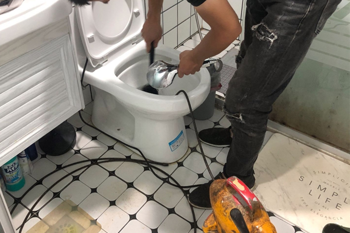 盐源马桶堵塞自己疏通还是找师傅?专业上门服务让你省时更省心